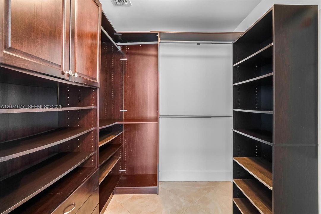 For Rent: $3,300 (1 beds, 1 baths, 816 Square Feet)
