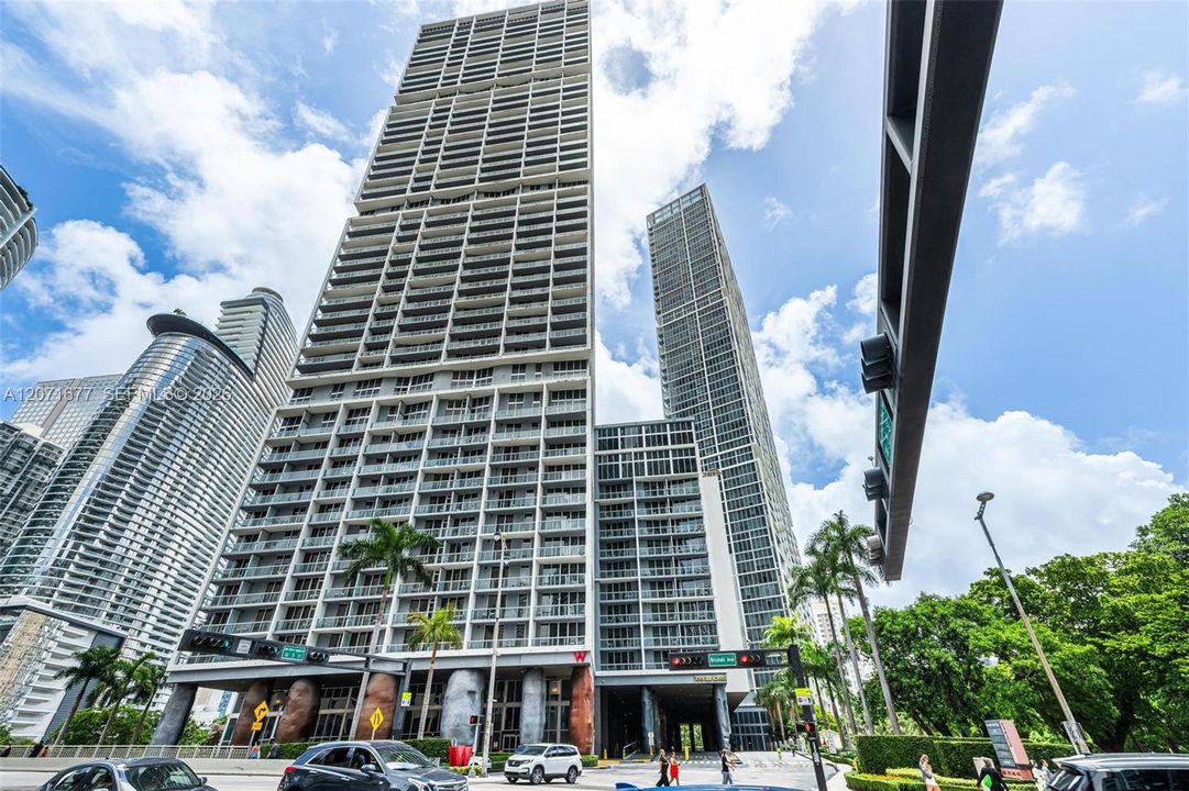 For Rent: $3,300 (1 beds, 1 baths, 816 Square Feet)