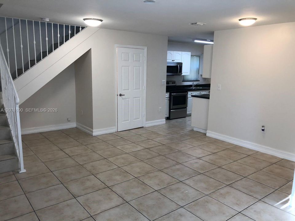 For Rent: $2,800 (3 beds, 2 baths, 1435 Square Feet)