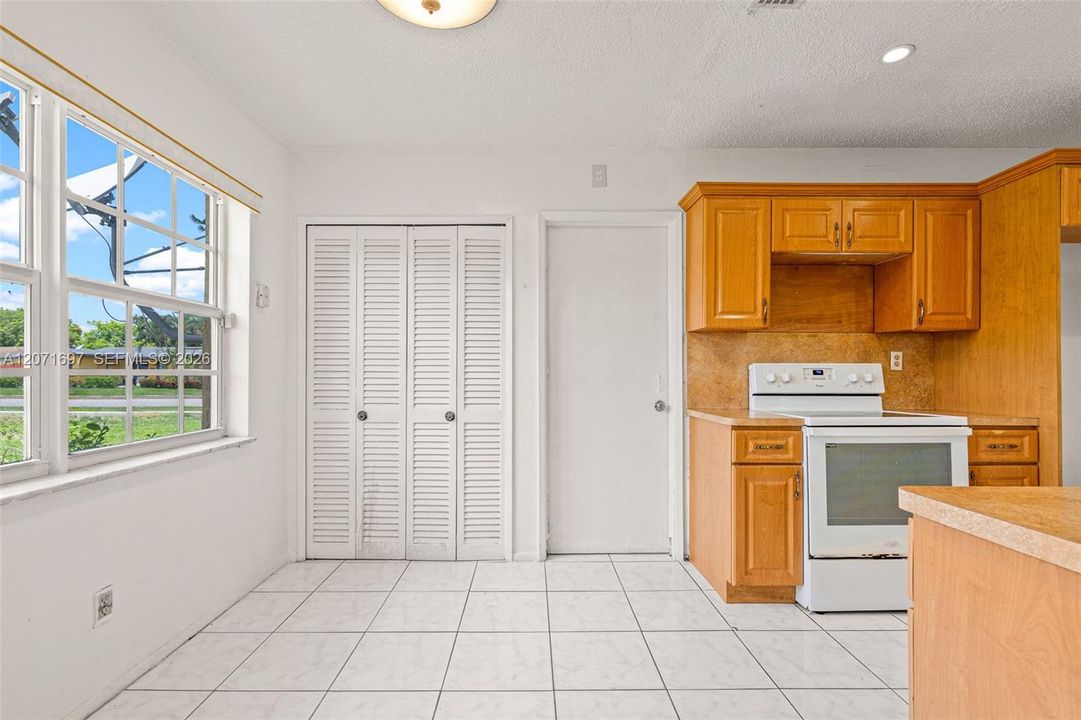 For Sale: $372,000 (3 beds, 1 baths, 1599 Square Feet)