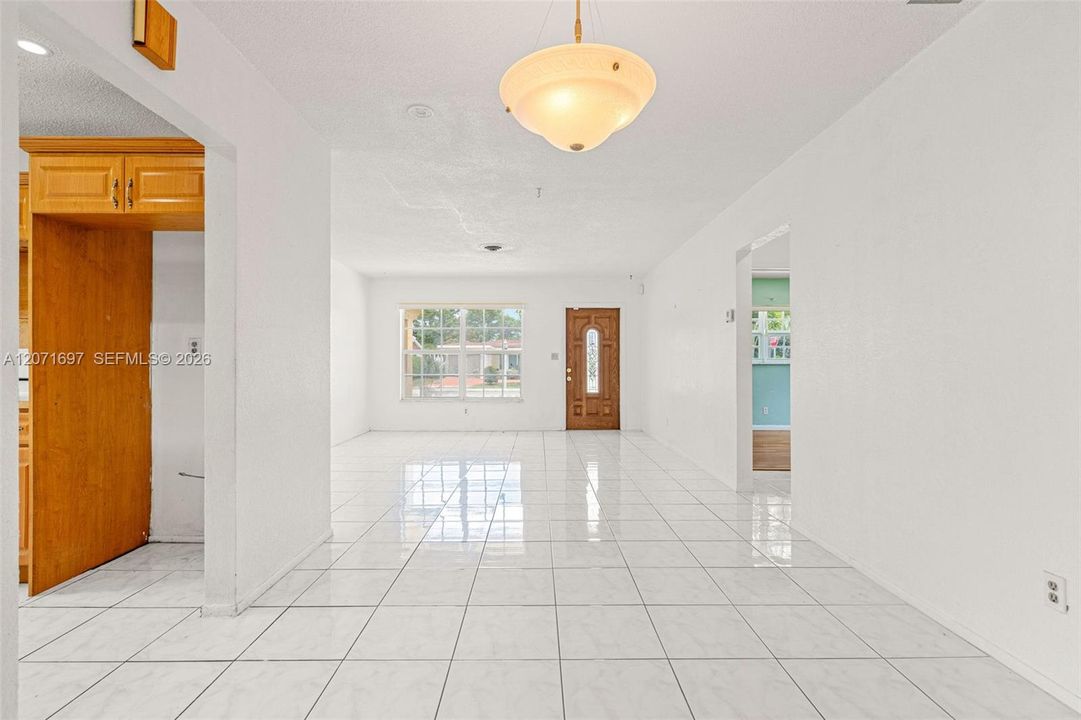 For Sale: $372,000 (3 beds, 1 baths, 1599 Square Feet)