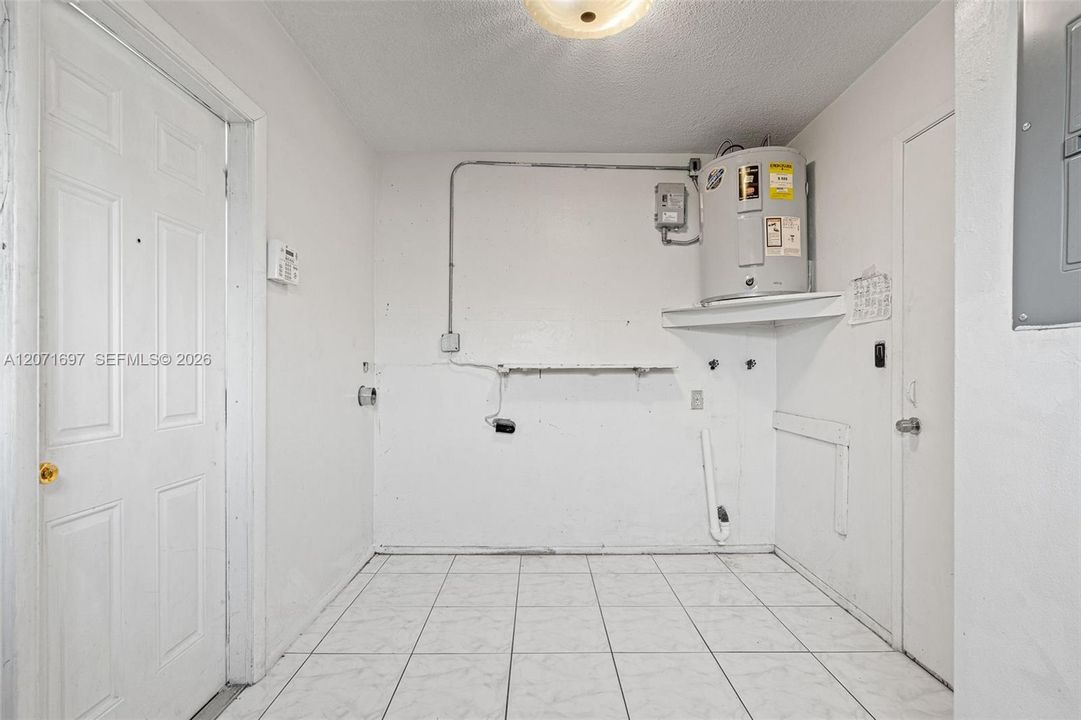 For Sale: $372,000 (3 beds, 1 baths, 1599 Square Feet)