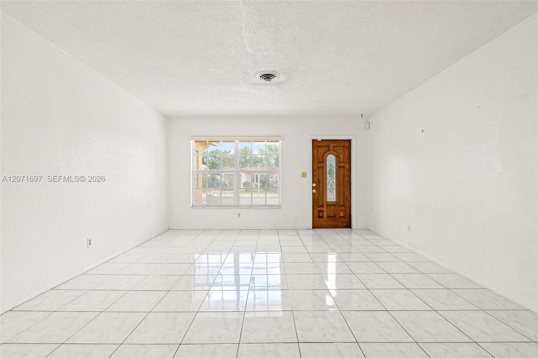 For Sale: $372,000 (3 beds, 1 baths, 1599 Square Feet)