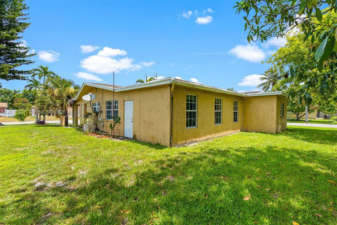 For Sale: $372,000 (3 beds, 1 baths, 1599 Square Feet)
