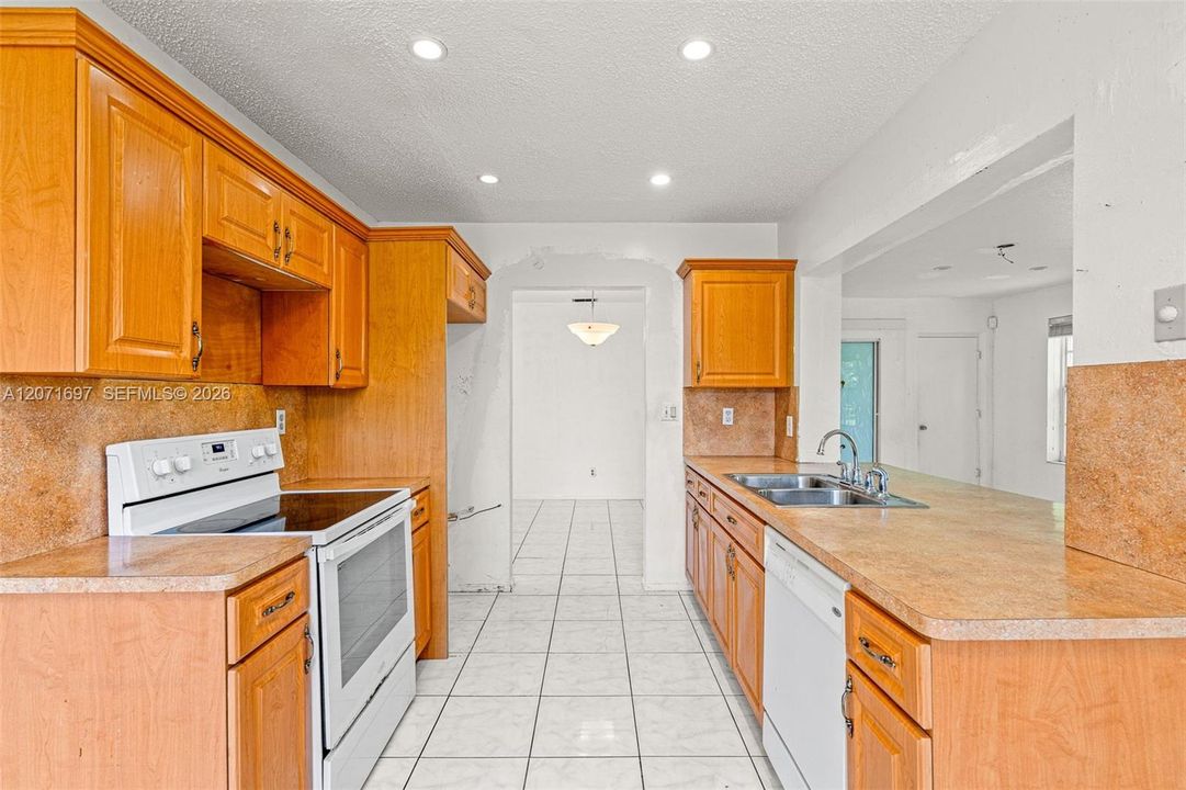 For Sale: $372,000 (3 beds, 1 baths, 1599 Square Feet)