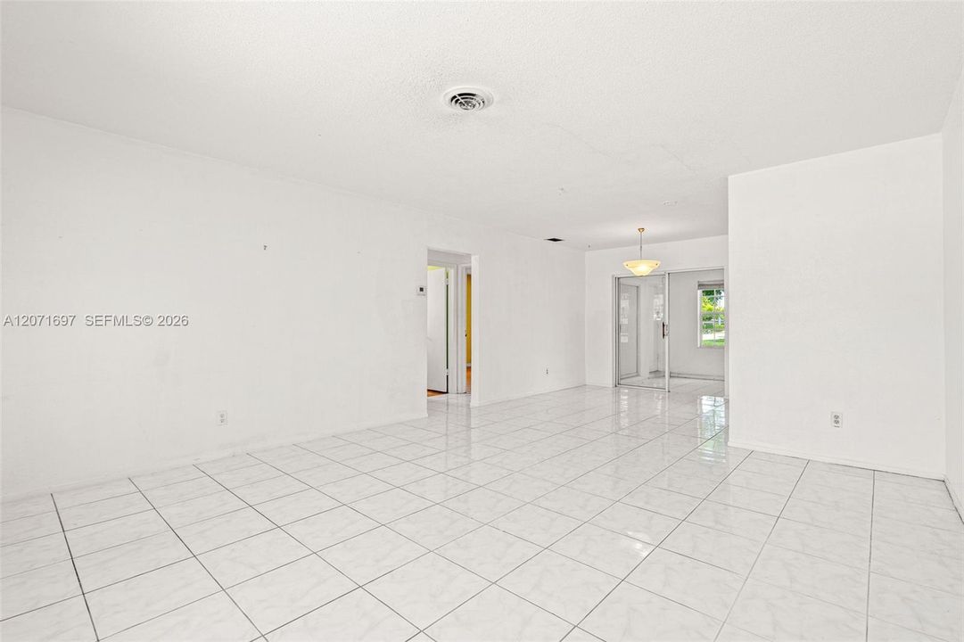For Sale: $372,000 (3 beds, 1 baths, 1599 Square Feet)