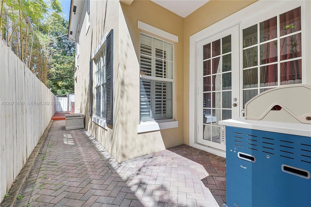 For Sale: $905,000 (3 beds, 2 baths, 2675 Square Feet)
