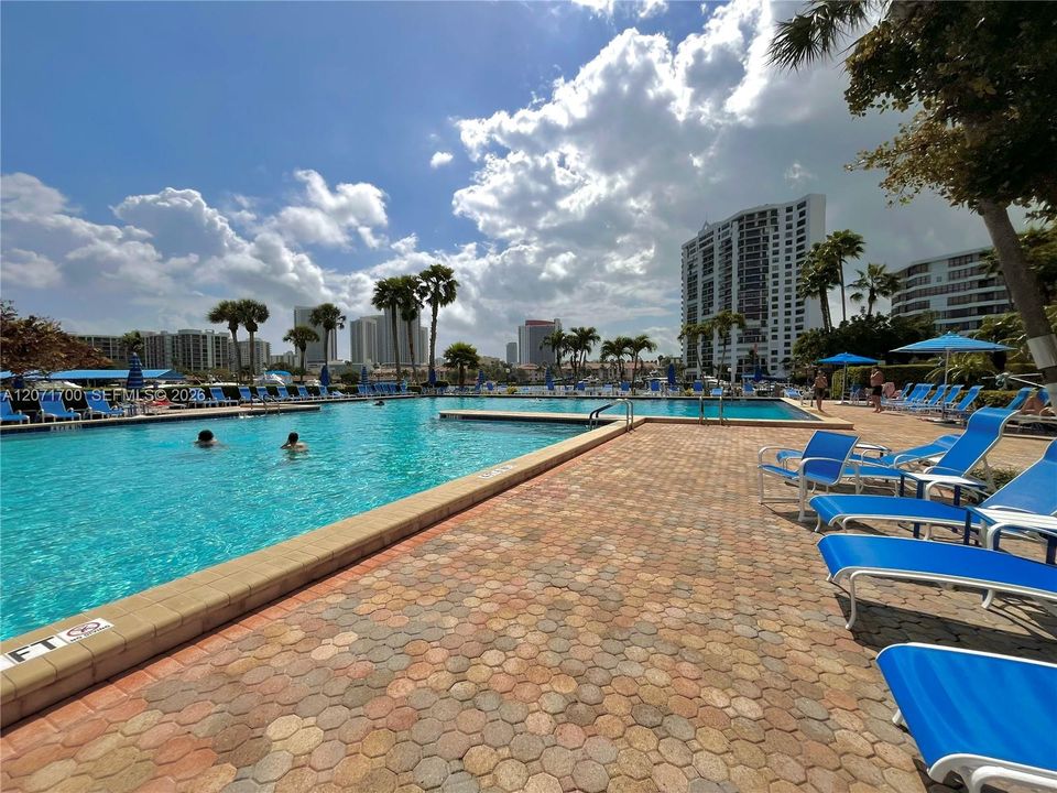 For Rent: $2,900 (2 beds, 2 baths, 1280 Square Feet)