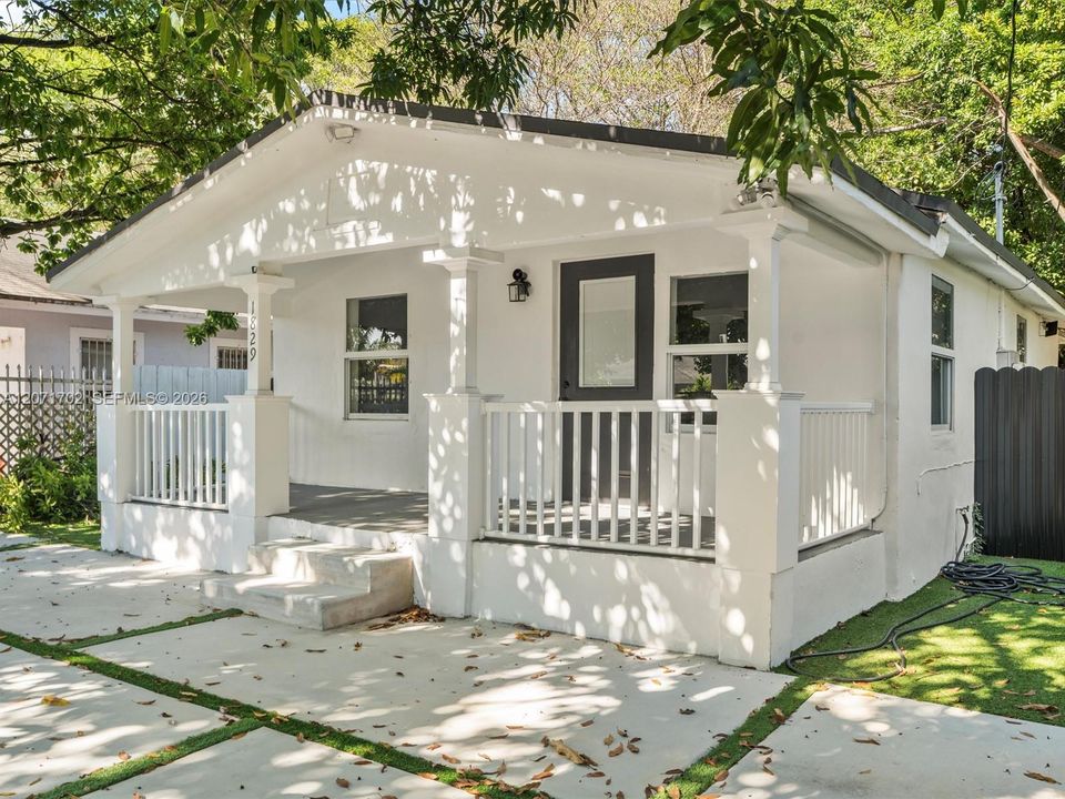 For Sale: $425,000 (3 beds, 2 baths, 790 Square Feet)