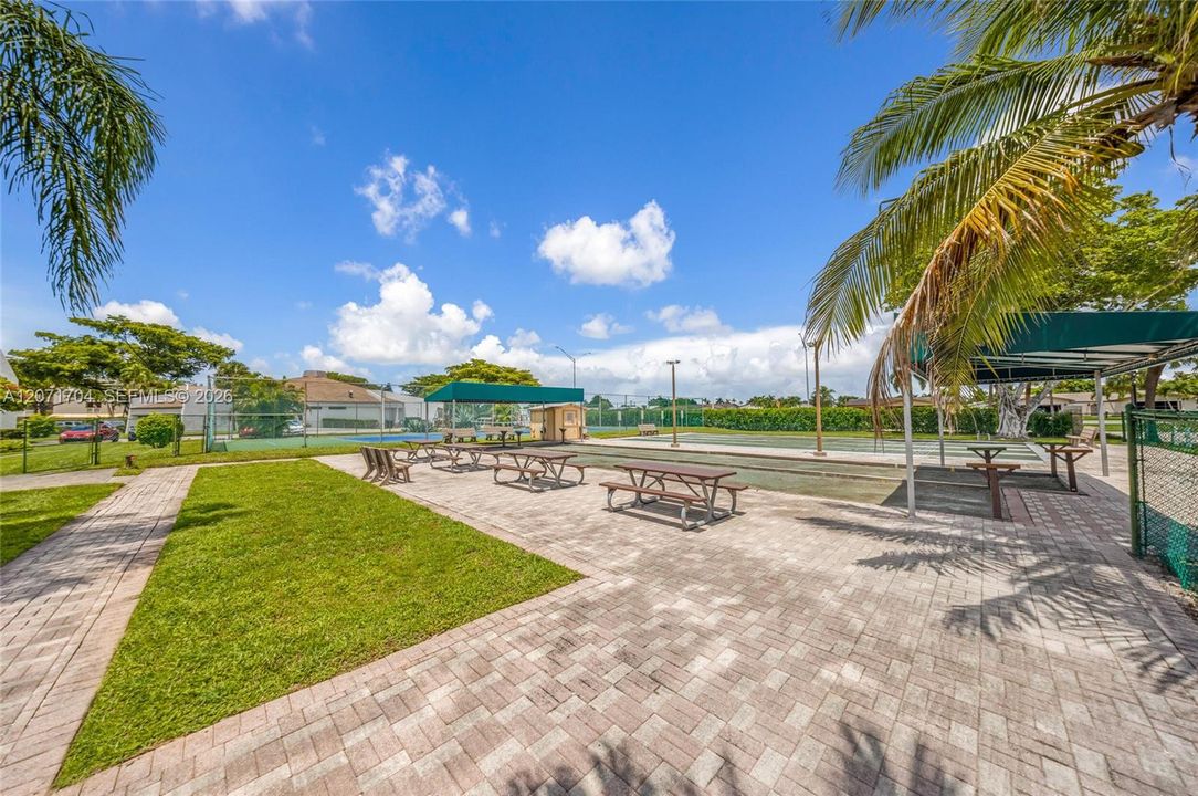 For Sale: $59,900 (1 beds, 1 baths, 720 Square Feet)