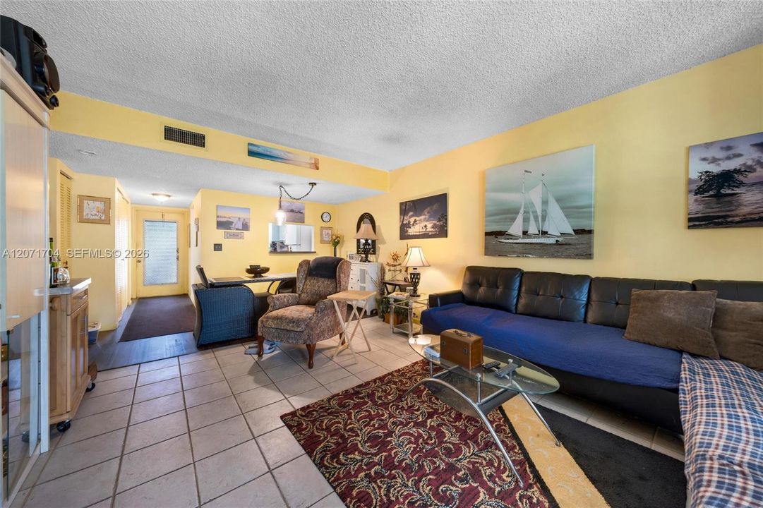 For Sale: $59,900 (1 beds, 1 baths, 720 Square Feet)