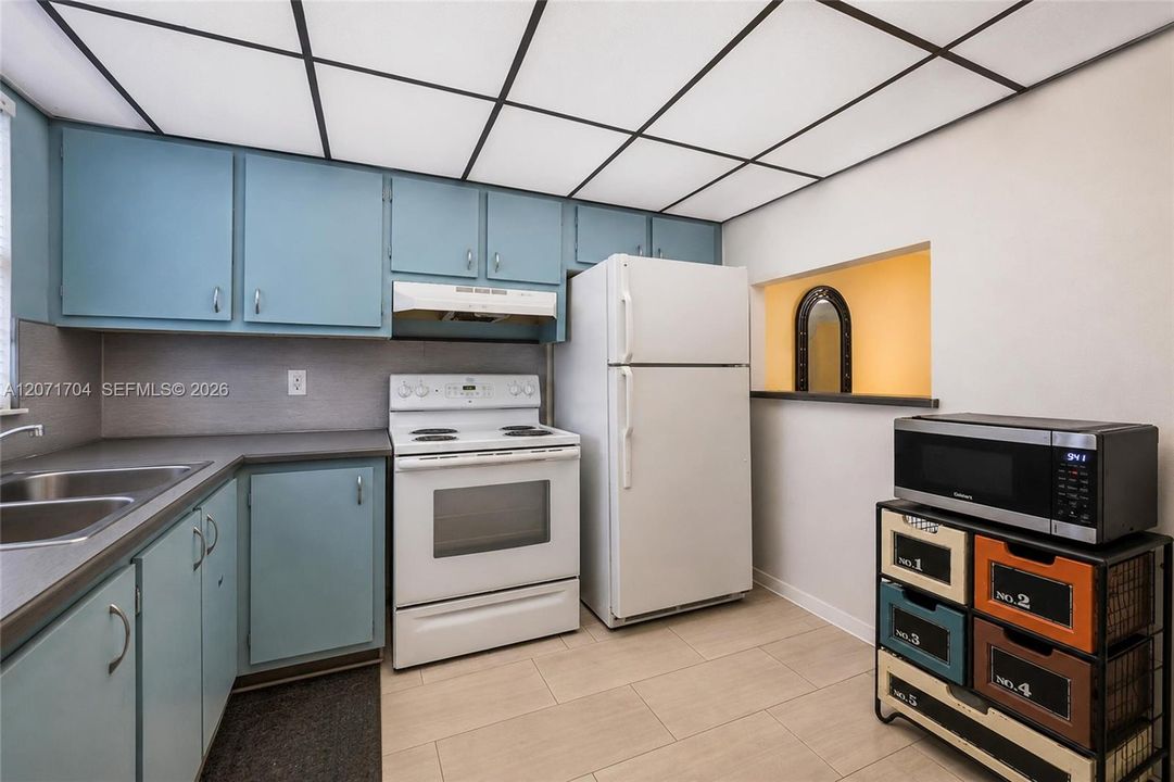 For Sale: $59,900 (1 beds, 1 baths, 720 Square Feet)