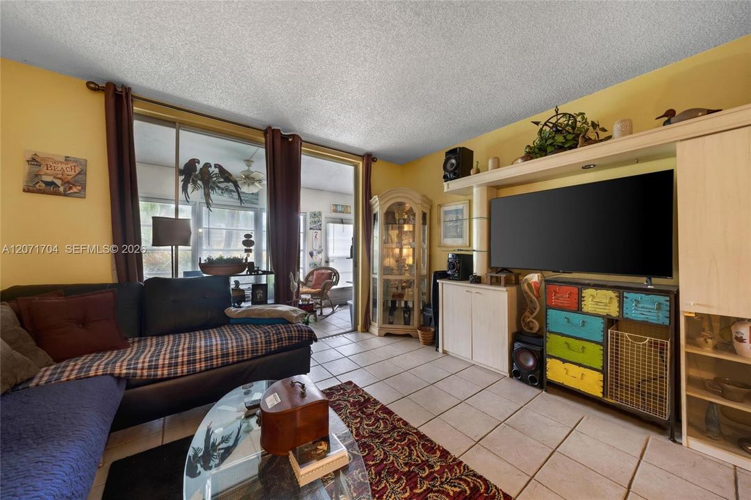 For Sale: $59,900 (1 beds, 1 baths, 720 Square Feet)
