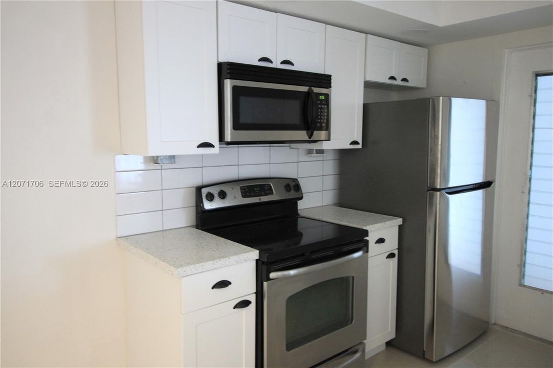 For Rent: $1,800 (2 beds, 1 baths, 830 Square Feet)
