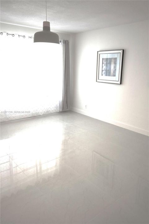 For Rent: $1,800 (2 beds, 1 baths, 830 Square Feet)