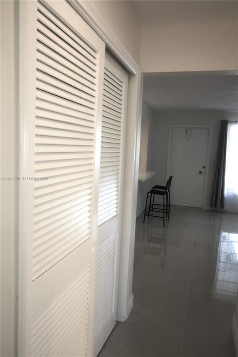 For Rent: $1,800 (2 beds, 1 baths, 830 Square Feet)