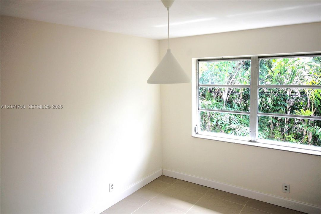 For Rent: $1,800 (2 beds, 1 baths, 830 Square Feet)