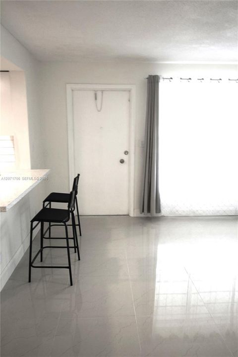 For Rent: $1,800 (2 beds, 1 baths, 830 Square Feet)