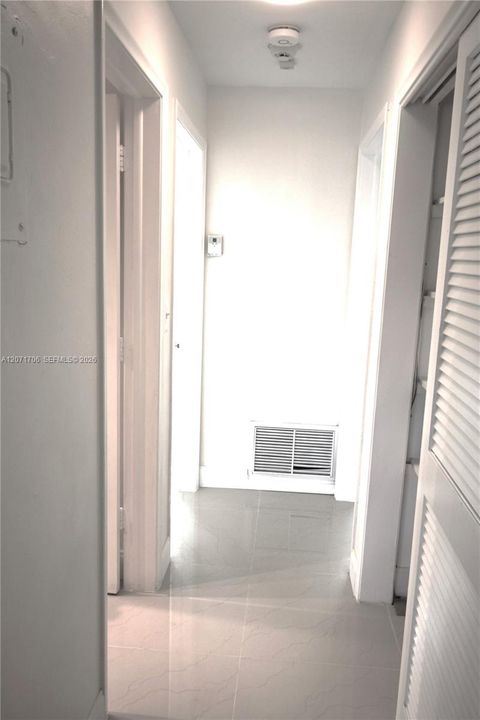 For Rent: $1,800 (2 beds, 1 baths, 830 Square Feet)