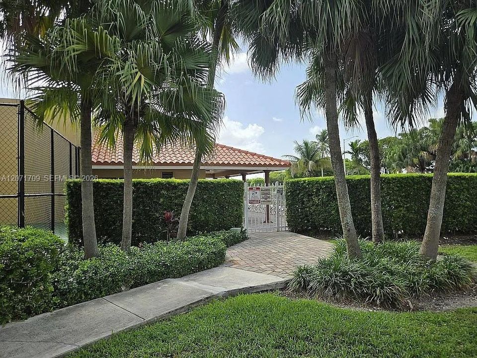 For Sale: $475,000 (2 beds, 2 baths, 979 Square Feet)