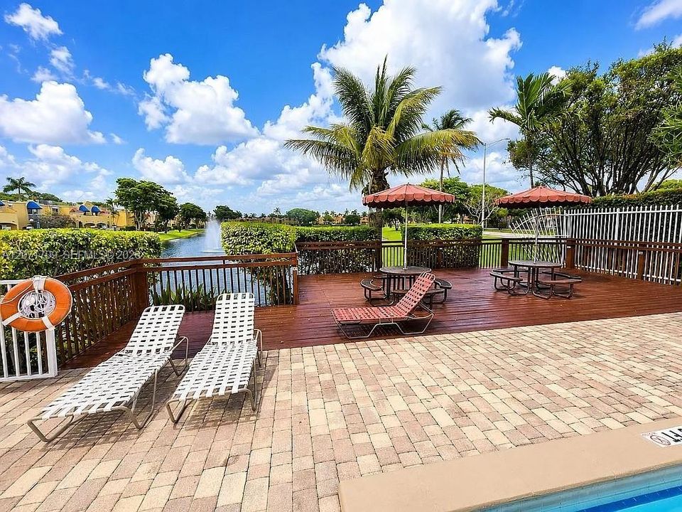 For Sale: $475,000 (2 beds, 2 baths, 979 Square Feet)