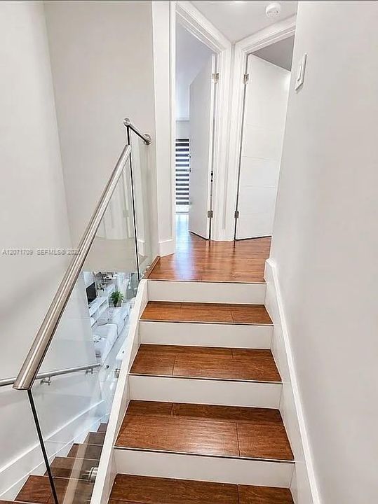 For Sale: $475,000 (2 beds, 2 baths, 979 Square Feet)