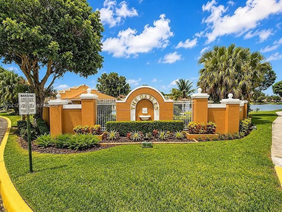 For Sale: $475,000 (2 beds, 2 baths, 979 Square Feet)