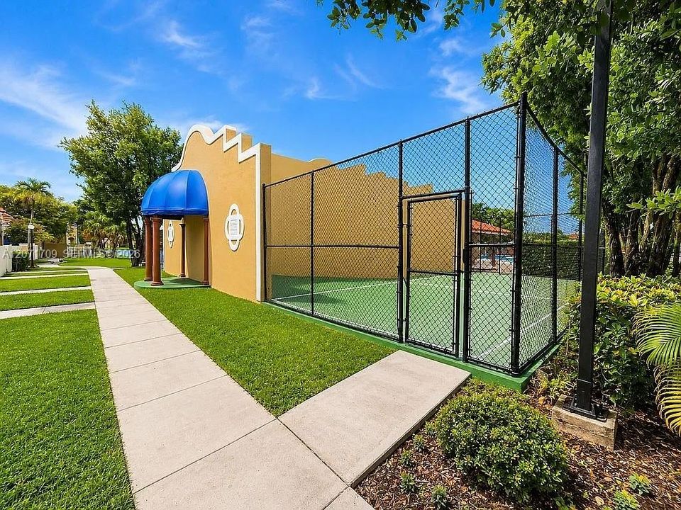 For Sale: $475,000 (2 beds, 2 baths, 979 Square Feet)