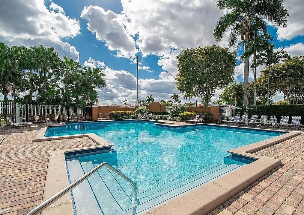 For Sale: $475,000 (2 beds, 2 baths, 979 Square Feet)