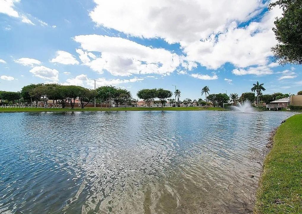 For Sale: $475,000 (2 beds, 2 baths, 979 Square Feet)