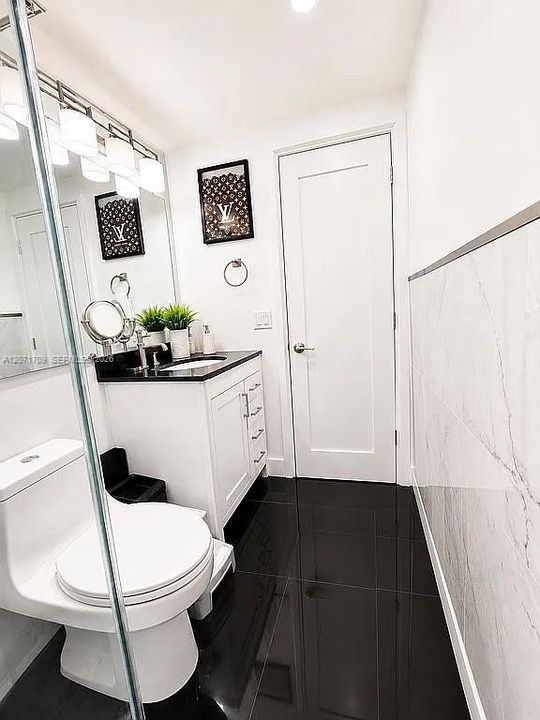 For Sale: $475,000 (2 beds, 2 baths, 979 Square Feet)