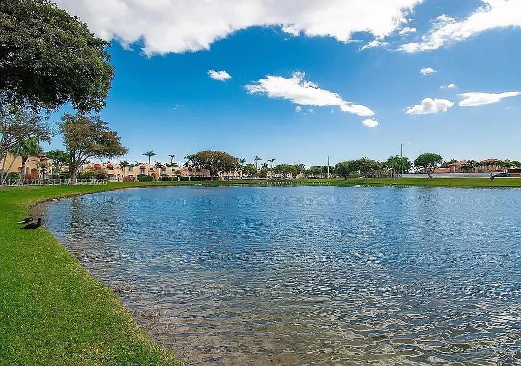 For Sale: $475,000 (2 beds, 2 baths, 979 Square Feet)