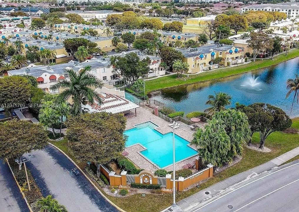 For Sale: $475,000 (2 beds, 2 baths, 979 Square Feet)
