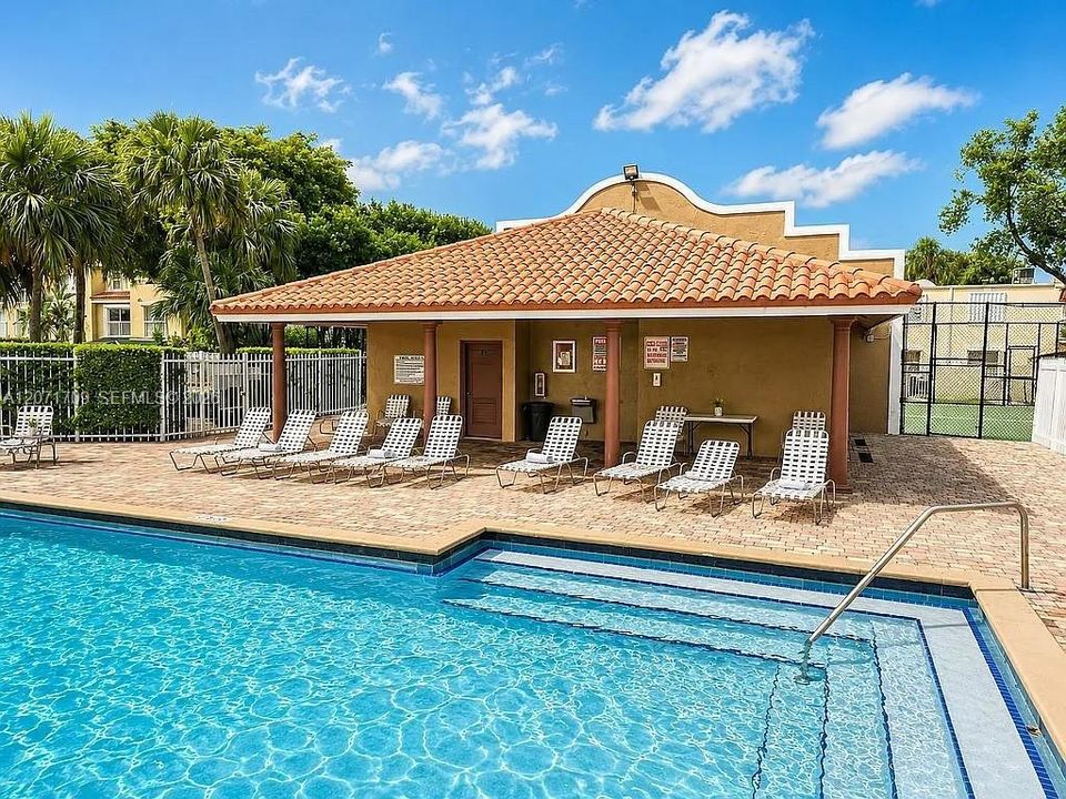 For Sale: $475,000 (2 beds, 2 baths, 979 Square Feet)