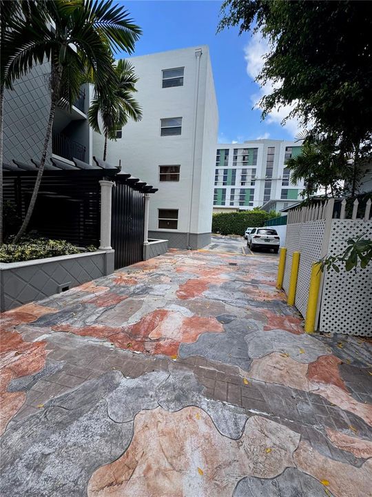 For Rent: $1,890 (1 beds, 1 baths, 658 Square Feet)
