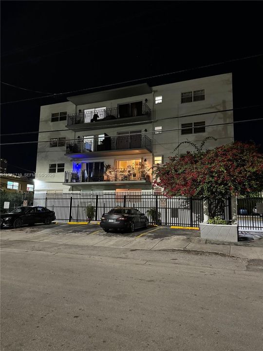For Rent: $1,890 (1 beds, 1 baths, 658 Square Feet)