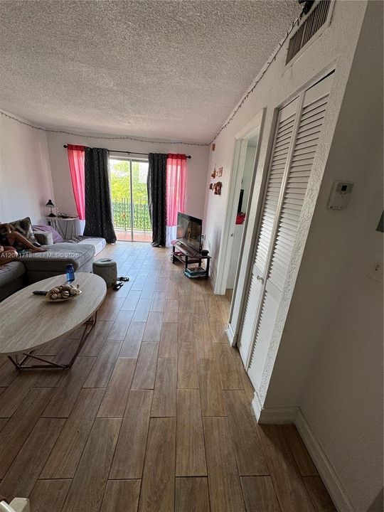 For Rent: $1,890 (1 beds, 1 baths, 658 Square Feet)
