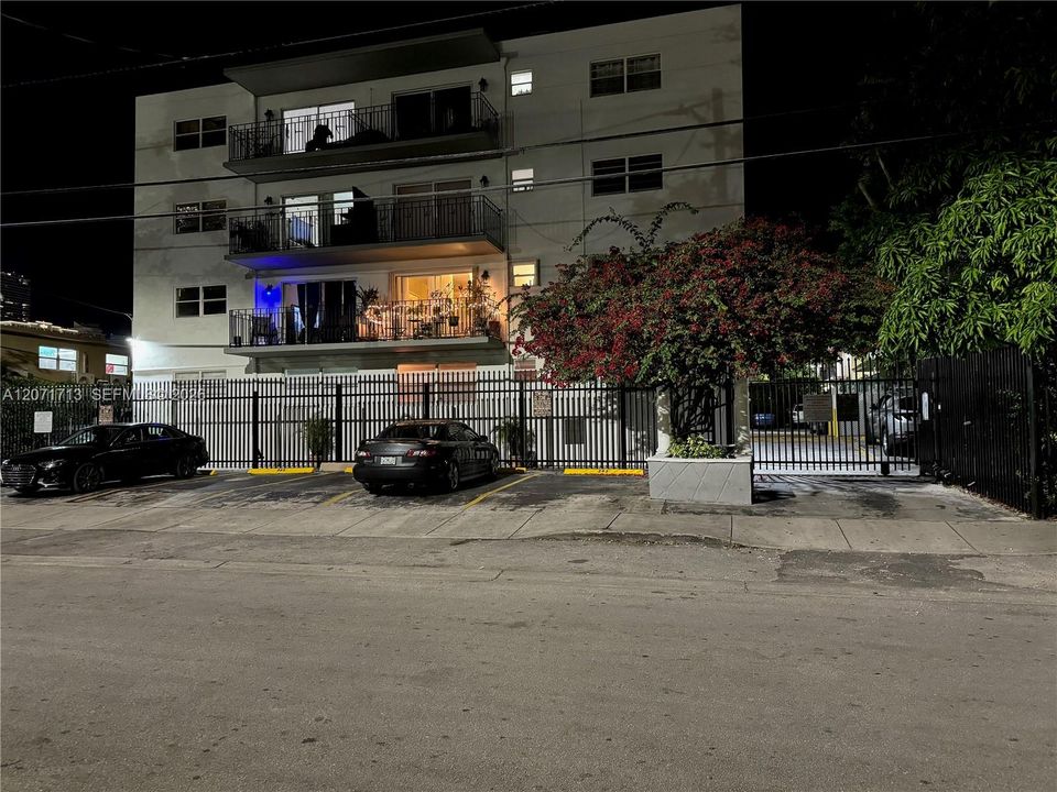 For Rent: $1,890 (1 beds, 1 baths, 658 Square Feet)