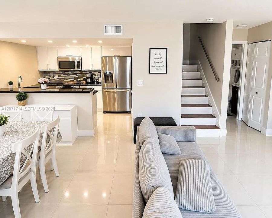 For Rent: $2,899 (2 beds, 2 baths, 979 Square Feet)