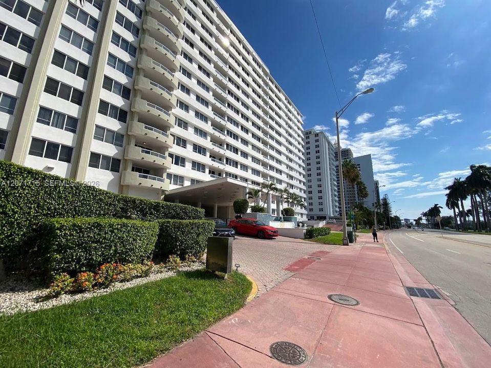 For Rent: $3,400 (2 beds, 2 baths, 1026 Square Feet)
