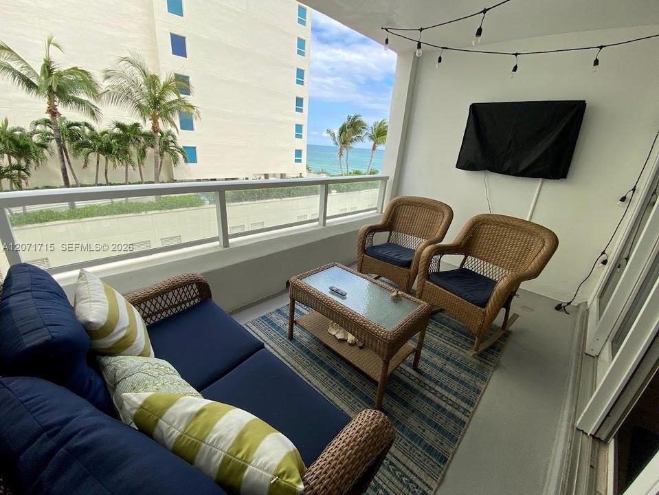 For Rent: $3,400 (2 beds, 2 baths, 1026 Square Feet)
