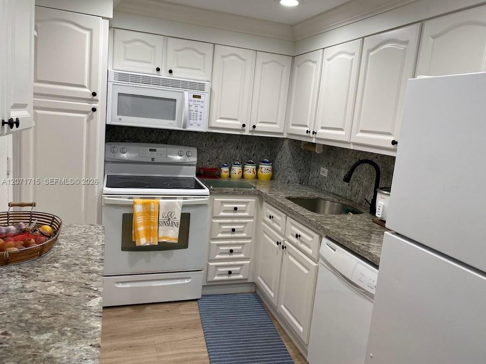 For Rent: $3,400 (2 beds, 2 baths, 1026 Square Feet)