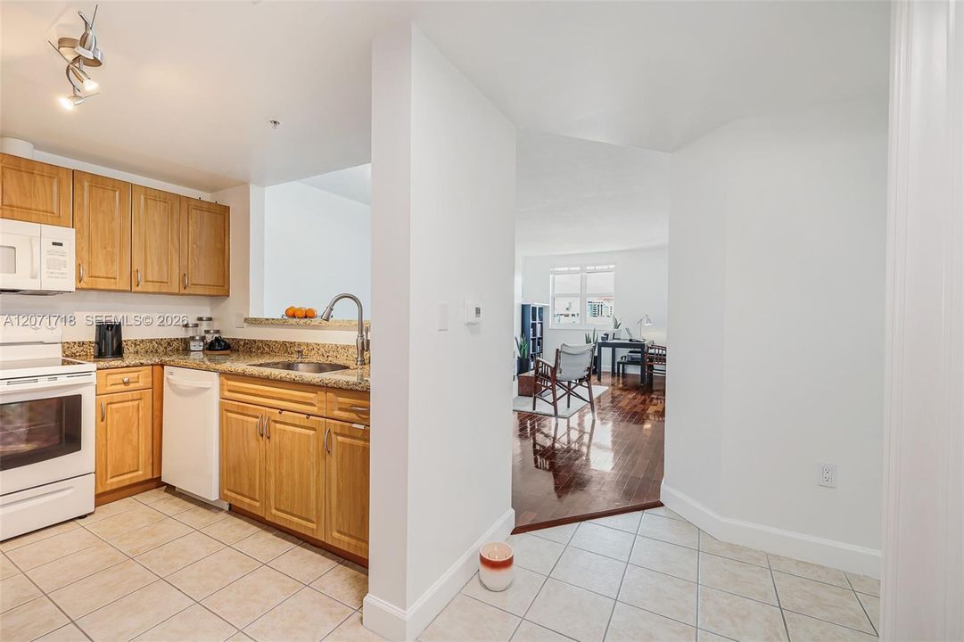 For Sale: $305,000 (1 beds, 1 baths, 762 Square Feet)