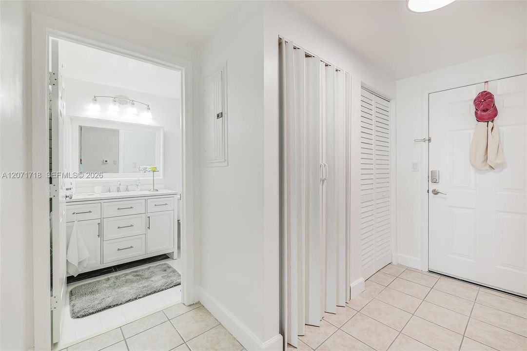 For Sale: $305,000 (1 beds, 1 baths, 762 Square Feet)