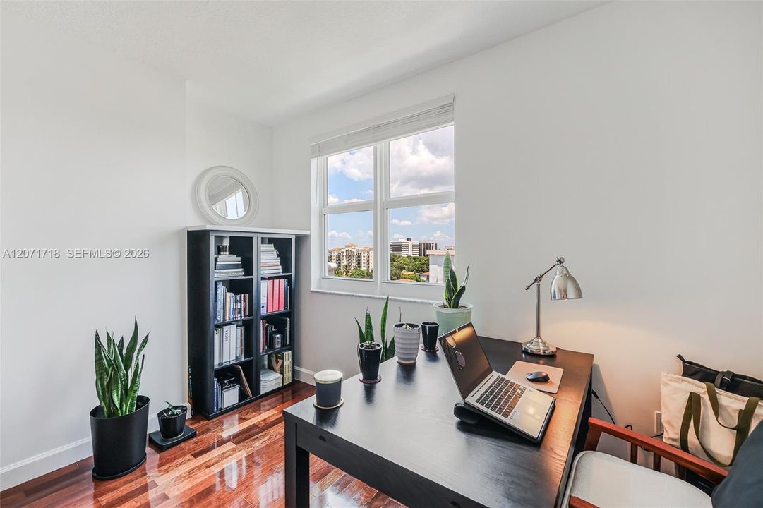 For Sale: $305,000 (1 beds, 1 baths, 762 Square Feet)