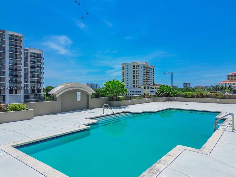 For Sale: $305,000 (1 beds, 1 baths, 762 Square Feet)