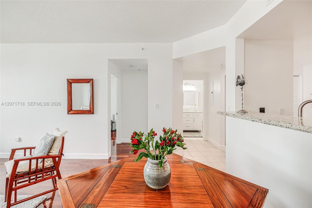 For Sale: $305,000 (1 beds, 1 baths, 762 Square Feet)