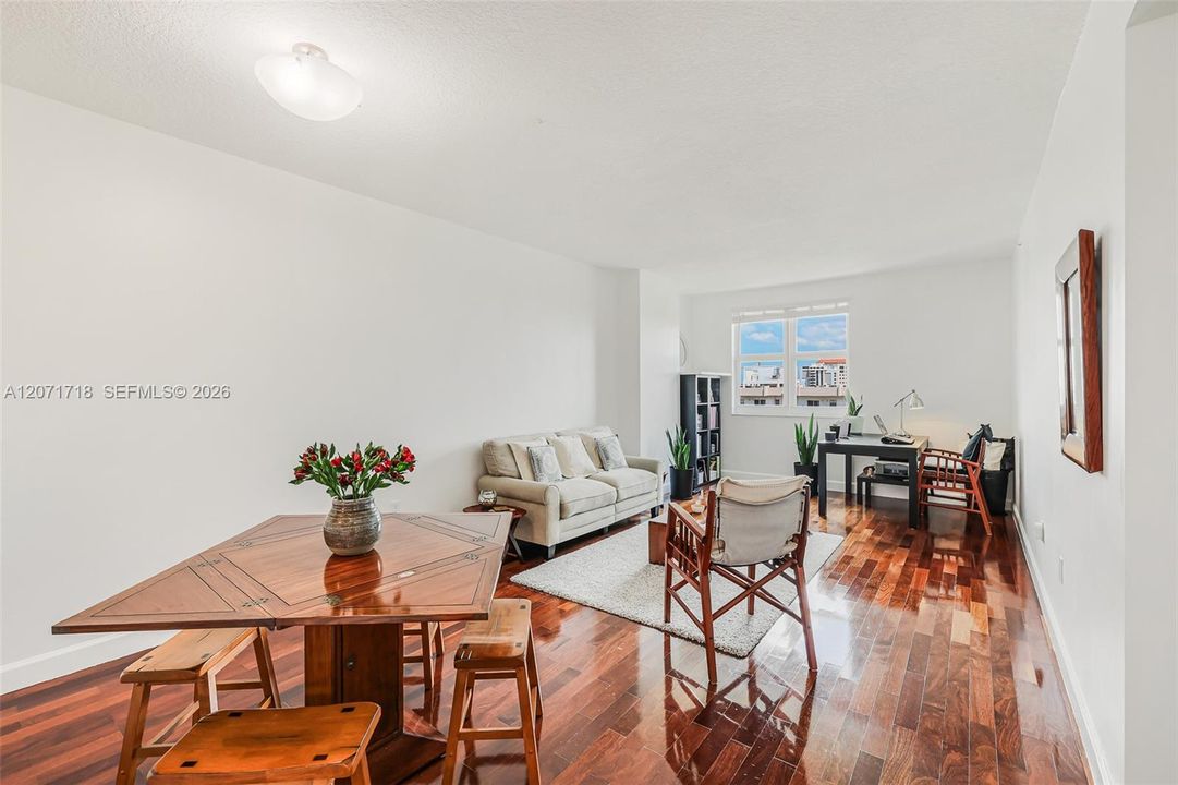 For Sale: $305,000 (1 beds, 1 baths, 762 Square Feet)