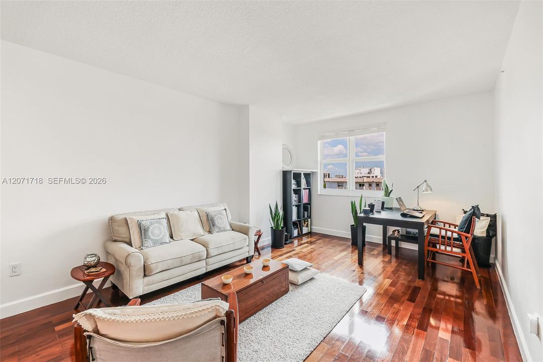 For Sale: $305,000 (1 beds, 1 baths, 762 Square Feet)
