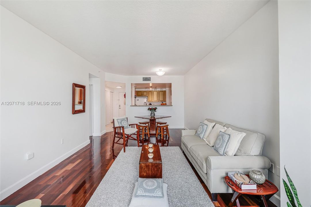 For Sale: $305,000 (1 beds, 1 baths, 762 Square Feet)